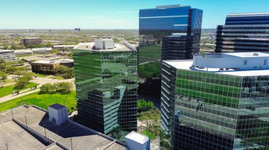 Batı Houston, Teksas 'ın batısındaki işlek iş bölgesinde çok katlı modern otopark binası, çok katlı otopark binası, çatı katı etkin çözüm. ABD