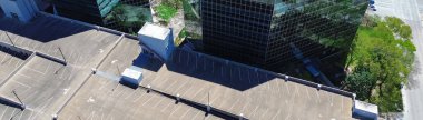 Batı Houston, Teksas 'taki WestChase iş bölgesinde çok katlı otopark otoparklı Panorama hava manzaralı ofis binası çatısı etkin bir çözüm. ABD