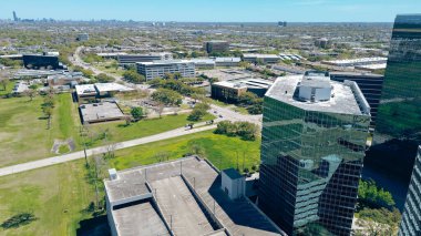 Houston şehir merkezi, arka planda Westchase iş bölgesinden ve kalabalık Richmond Bulvarı 'ndan, çok katlı otoparklı cam ofis binası, çok katlı garaj binası, hava manzaralı. ABD