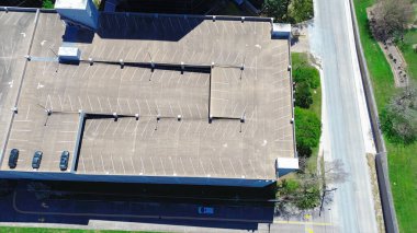 Batı Houston, Teksas 'ın batısındaki işlek WestChase iş bölgesindeki modern çok katlı otoparkın çatısı kentsel alanlarda araç depolama için yer verimli çözümler sunuyor. ABD