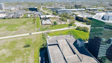 Westchase iş bölgesi ve Richmond Bulvarı boyunca yerleşim bölgesi ve Houston, Teksas 'taki çok katlı modern otopark binası cam ofis binası, anten. ABD