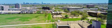 Houston şehir merkezindeki panorama hava manzarası Westchase iş bölgesinden ve kalabalık Richmond Bulvarı 'ndan arka planda, çok katlı otopark yapısına sahip cam ofis binası. ABD