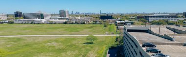 Panorama hava manzaralı geniş bir arazi. Westchase iş bölgesi. Karışık ofis binaları, yerleşim alanı, Houston şehir merkezi arka planı, çok katlı otopark. ABD