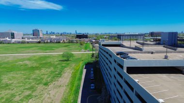 Westchase iş bölgesinde geniş boş arazi ofis binaları ve yerleşim yerlerinin gelişimi, Houston şehir merkezi, çok katlı otopark yapısı. ABD