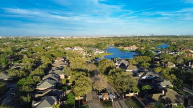 Harris County, Houston 'ın kuzeybatısındaki ıssız bir bölgede, göl kenarındaki lüks yerleşim yerlerinde bekçi kulübesi olan kapalı bir bölge. Şehir merkezinin arka planı, hava manzarası var. ABD