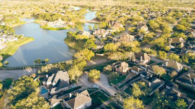 Cul-de-sac çıkmaz sokak Eldridge Parkway yakınlarındaki lüks göl yerleşim bölgesinde birleşik bölge Harris County, Houston 'ın kuzeybatısında, havuzları ve havuzu olan pahalı bir malikane. ABD