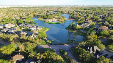 Harris County, Houston 'ın kuzeybatısındaki birleşik bölgede Lakeside lüks bir bölge. Şehir merkezindeki siluet mesafesi arka planında. Yüzme havuzlu, antenli pahalı malikaneler. ABD