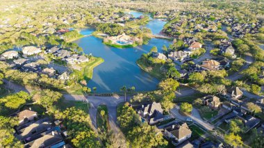 Harris County, Houston 'ın kuzeybatısındaki Eldridge Parkway' de bulunan lüks göl kenarındaki yerleşim yerine giriş. Havuzu ve havuzu olan pahalı bir malikane. ABD