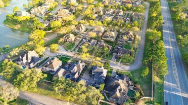 Kuzeybatıdaki Harris County, Houston, Texas 'ın kuzeybatısındaki zengin yeşil Eldridge Parkway yolu boyunca uzanan yüzme havuzları ve havuz manzaralı pahalı malikaneler. ABD