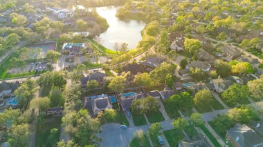 Harris County, Houston 'ın kuzeybatısındaki Eldridge Parkway' in kuzeybatısındaki lüks göl kenarı yerleşim bölgesindeki ışıklı tenis kortları pahalı malikane havuzları. ABD