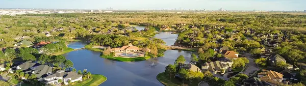 Panorama hava manzaralı göller, Harris County, Houston 'ın kuzeybatısındaki birleşik bölge, şehir merkezi siluet arkaplan, havuzlu pahalı malikaneler. ABD