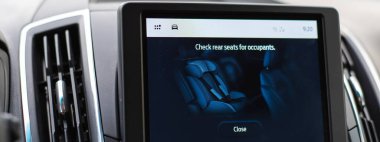 Panorama manzaralı arka koltukta, 12 inçlik LCD dokunmatik ekran modern SUV aracının arka koltuğunu kontrol et, sistem uyarısı sürücüsü çıkmadan önce arka koltukları kontrol et, çocukları ve evcil hayvanı başıboş bırakmayı engelle. ABD