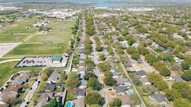 Lewisville Gölü ve Paige Yolu 'ndaki yerleşim yeri, hızla büyüyen Dallas, The Colony City, Texas, beyzbol parkı spor kompleksi, karma kullanım geliştirme alanında Blair Oaks Dr. ABD