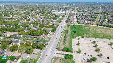 Paige Yolu boyunca uzanan yerleşim yerindeki The Colony 'de hızla büyüyen Dallas banliyösü geniş açık hava park alanları, büyük planlı topluluk, Denton County, Teksas' ta karma kullanım geliştirme, anten. ABD