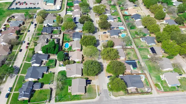 Dallas, Denton County, Teksas 'taki The Colony banliyösünde Arbor Glen ve Paige Yolu yakınlarındaki banliyö evleri. Solar çatı kaplaması, yemyeşil, yüzme havuzu, büyük arka bahçesi, antenli evler. ABD