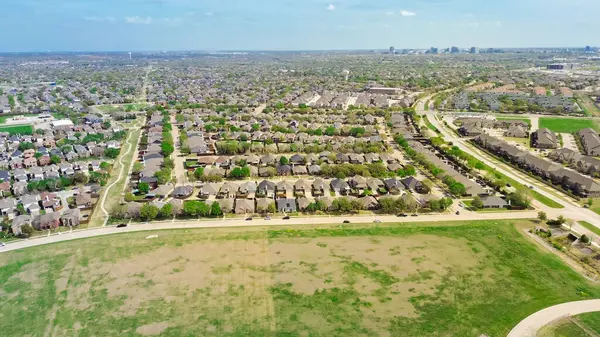 Arka planda Plano silueti olan Kuzey Teksas hızlı büyüyen bölgesi Worley yakınlarında büyümek için boş arazi ve banliyö yerleşim bölgesi olan Denton County 'deki Koloni' de hava sahası. ABD