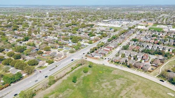 Worley yakınlarındaki boş arazi ve Memorial Drive hızla büyüyen varoş yerleşim yerleri The Colony, Denton County, Texas 'ta, düzlüklerde Lewisville Gölü' nün yanında tek aile evleri. ABD