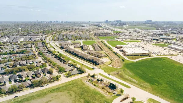 The Colony, Denton County, Dallas, Texas banliyöleri, ticari binalar, eğlence merkezleri, yerleşim alanları, Plano şehir merkezinde büyümek için boş arazi. ABD