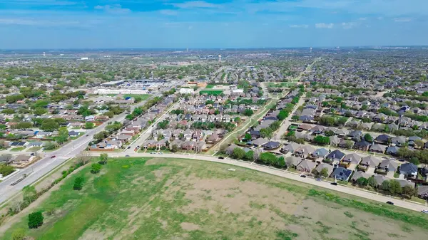 Worley yakınlarındaki boş arazi ve Memorial Drive hızla büyüyen varoş yerleşim yerleri The Colony, Denton County, Texas 'ta, düzlüklerde Lewisville Gölü' nün yanında tek aile evleri. ABD
