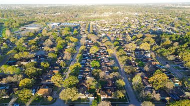Daha büyük Inwood yerleşim yerleri ve çimenler Houston, Texas 'ın kuzeybatısındaki drenaj kanalını çevreleyen yemyeşil ağaçlarla çevrili havadan manzaralı banliyö evleri ve kasaba evleri. ABD