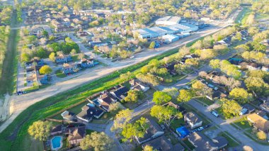 Antoine Drive, Harris County, Houston yakınlarındaki Inwood Club Mülkleri 'nde yol yapımı. Hava manzaralı banliyö evleri ve çevresi yemyeşil ağaçlarla çevrili şehir evleri, sabahın erken saatlerinde. ABD