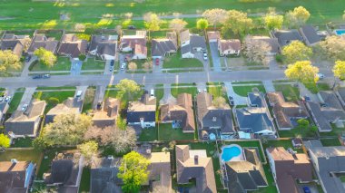 Boş arazi ve çimenler, Harris County, Houston 'daki yerleşim yerlerinin yakınlarındaki kanalizasyon kanalına bağlanmış durumda. Doğal akarsular ve yağmur sularından akan insan yapımı sistemler. ABD