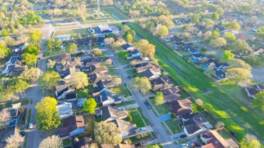Doğal akarsular, Houston, Teksas 'ın kuzeybatısındaki Greater Inwood' da insan yapımı sistemler sağanak yağıştan akan fırtına sularını taşır. Bir dizi banliyö evleri, tek aile havuzları. ABD