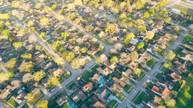 Houston, Teksas 'ın kuzeybatısındaki Greater Inwood' da büyük bir topluluk. Banliyö evleri. Yüzme havuzları olan tek bir aile evi. ABD