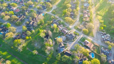 Park tarafındaki yerleşim yerlerinde çıkmaz sokak, yemyeşil ağaçlar ve çim kanalları Houston, Teksas 'ın kuzeybatısındaki Greater Inwood' da fırtına suyu kanalları var. ABD