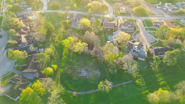 Park tarafındaki yerleşim yerlerinde çıkmaz sokak, yemyeşil ağaçlar ve çim kanalları Houston, Teksas 'ın kuzeybatısındaki Greater Inwood' da fırtına suyu kanalları var. ABD