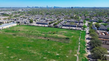 Houston şehir merkezinin arka planında gökdelenleri olan apartman kompleksi binalarının yakınındaki büyük boş arazi hızlı büyüyen Corporate Drive ve Beltway 8 karayolu yakınlarındaki gelişmemiş konumu, hava manzarası. ABD