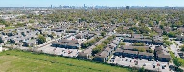 Panorama hava görüntüsü Houston şehir merkezindeki apartman binalarının yakınındaki geniş boş arazi arka planda, hızlı büyüyen Corporate Drive, Beltway 8 karayolu yakınlarındaki gelişmemiş konumu rezerve ediyor. ABD