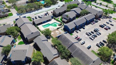 Yüzme havuzlu, üstü açık otoparklı modern çok katlı apartman kompleksi hızla büyüyen konut piyasası alanında, Çin Mahallesi, Houston, Teksas, hava manzaralı Corporate Drive 'da çatı tamiri. ABD