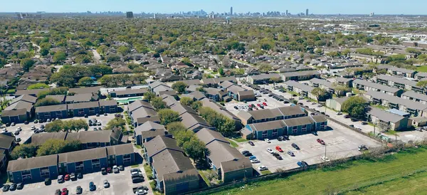 Panorama hava görüntüsü Houston şehir merkezindeki apartman binalarının yakınındaki geniş boş arazi arka planda, hızlı büyüyen Corporate Drive, Beltway 8 karayolu yakınlarındaki gelişmemiş konumu rezerve ediyor. ABD