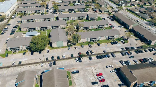 Houston, Teksas 'taki Chinatown yakınlarındaki Corporate Drive yakınlarındaki yeni inşaat çok katlı apartman kompleksi ortaya çıkarılmış otopark, hızlı büyüyen karma kullanım alanındaki kentsel konut pazarı, anten. ABD
