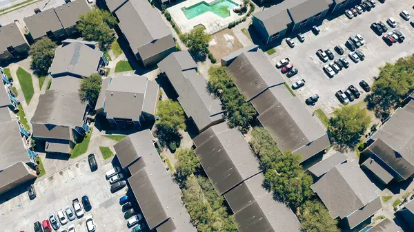 Yüzme havuzlu, üstü açık otoparklı modern çok katlı apartman kompleksi hızla büyüyen konut piyasası alanında, Çin Mahallesi, Houston, Teksas, hava manzaralı Corporate Drive 'da çatı tamiri. ABD