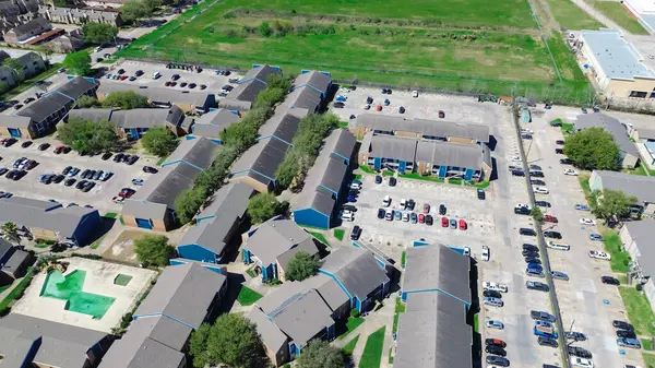 Havadan bakıldığında büyük boş arazi, apartman kompleksi binaları, üstü açık otoparklar, yüzme havuzları, hızlı büyüyen Corporate Drive 'da geliştirilmemiş konum, Çevre Yolu 8, Houston. ABD