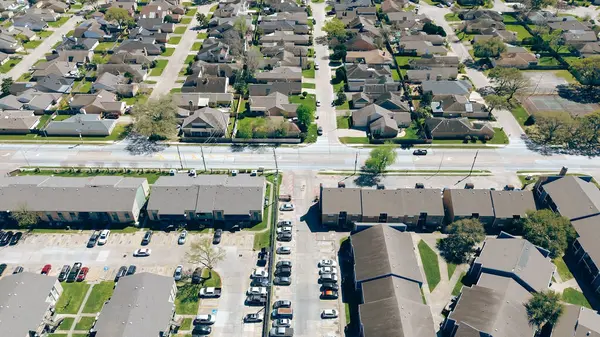 Çok katlı kompleks binalar, Houston, Teksas 'taki Çin Mahallesi yakınlarındaki toplu konutlar, mütevazı tek aile evleri, iyi döşenmiş manzara, hava. ABD