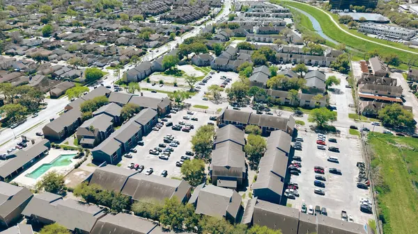 Union Drive, Harris County yakınlarındaki Brays Bayou nehir bölgesi, hızla büyüyen büyük apartman kompleksi çok katlı kasaba evleri, tek aile evleri, hava manzaralı evler. ABD