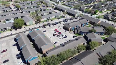 Çok katlı kompleks binalar ve Houston, Teksas 'taki Çin Mahallesi yakınlarındaki toplu konut evleri, mütevazı tek aile evleri, iyi döşenmiş manzara, üstgeçit.