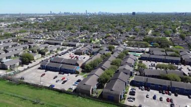 Houston şehir merkezinin arka planında gökdelenleri olan apartman kompleksi yakınlarındaki büyük boş arazi, gelişmemiş konum rezervi hızlı büyüyen şirket yolu ve 8. Çevre yolu otoyolu, üstgeçit.