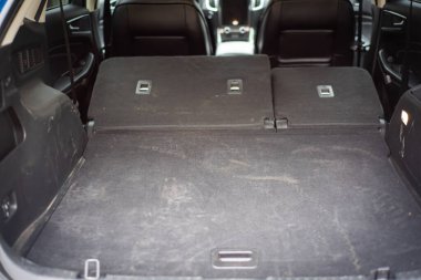Kargo alanı esnekliği için SUV 'nin arka koltuklarını katlamak, modern arabanın katlanabilir ikinci sıra koltukları, katlanabilir düz masa koltukları ve pratik ve çok yönlülük, iç araba bagajı. ABD