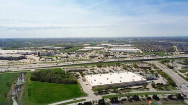 Kuzey Teksas hızlı büyüyen bölgesi Sam Rayburn Tollway, karışık kullanım geliştirme sanayi deposu, ev geliştirme mağazası, dükkanlar, restoranlar, oteller, konut kompleksi, The Colony. ABD