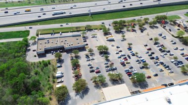 Sam Rayburn Tollway boyunca Dallas Fort Worth Metroplex 'in banliyösü, Sam Rayburn Tollway' de büyük park yerleri var. Düz çatılı sanayi binası HVAC paket birimi. ABD