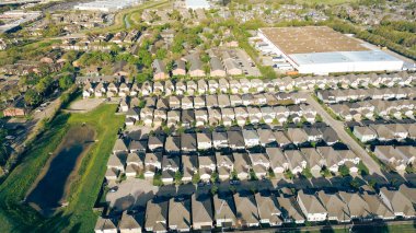 Houston 'da Fairbanks ve Northwest Crossing yakınlarındaki konut, apartman kompleksi, endüstriyel binaların karma kullanım geliştirme alanındaki yükleme rıhtımlarının bulunduğu büyük bir depo dolum merkezi. ABD