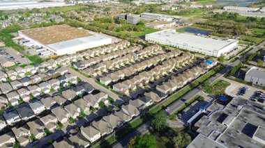 Ofis inşaatı, iş parkı kampüsü, Houston 'ın kuzeybatı kesişimindeki Fairbanks apartmanında, karışık kullanım geliştirme alanındaki yükleme limanları olan depo dolum merkezi. ABD