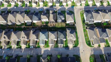 Cluster House Strata, Kuzey Houston, Teksas 'taki Fairbanks, Northwest Crossing mahallesine yerleşmiş. İki katlı, tek katlı, aile evleri ön garajı, arka bahçe. ABD