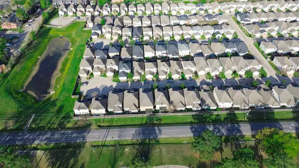 Apartman kompleksi ve iki katlı tek aile evlerinin yeni inşaat sıraları, katlı evler, Fairbanks ve Northwest Crossing, Houston, Texas yakınlarındaki müstakil konutlar, anten. ABD