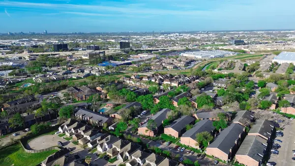 Kuzey Houston 'da karışık kullanım geliştirme alanı, yeni inşaat katmanları konut, perakendeci, depo, ofis inşaatı kampüsü Fairbanks, Kuzeybatı Geçidi. ABD