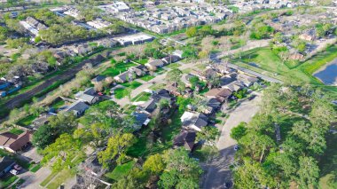 Harris County 'nin Fairbanks Northwest Crossing mahallesindeki Cole Creek otlaklı kanalı boyunca uzanan yeni inşaat konutları kompleksi yakınındaki banliyö evleri. Houston bölgesi, anten. ABD